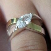 ANEL DE PRATA COM ZIRCONIA E DOIS APLIQUES DE OURO